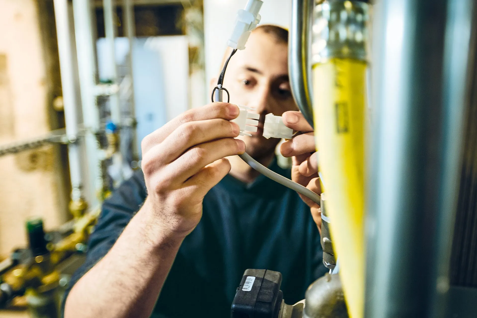 Elektriker bei Verkabelungsarbeiten.