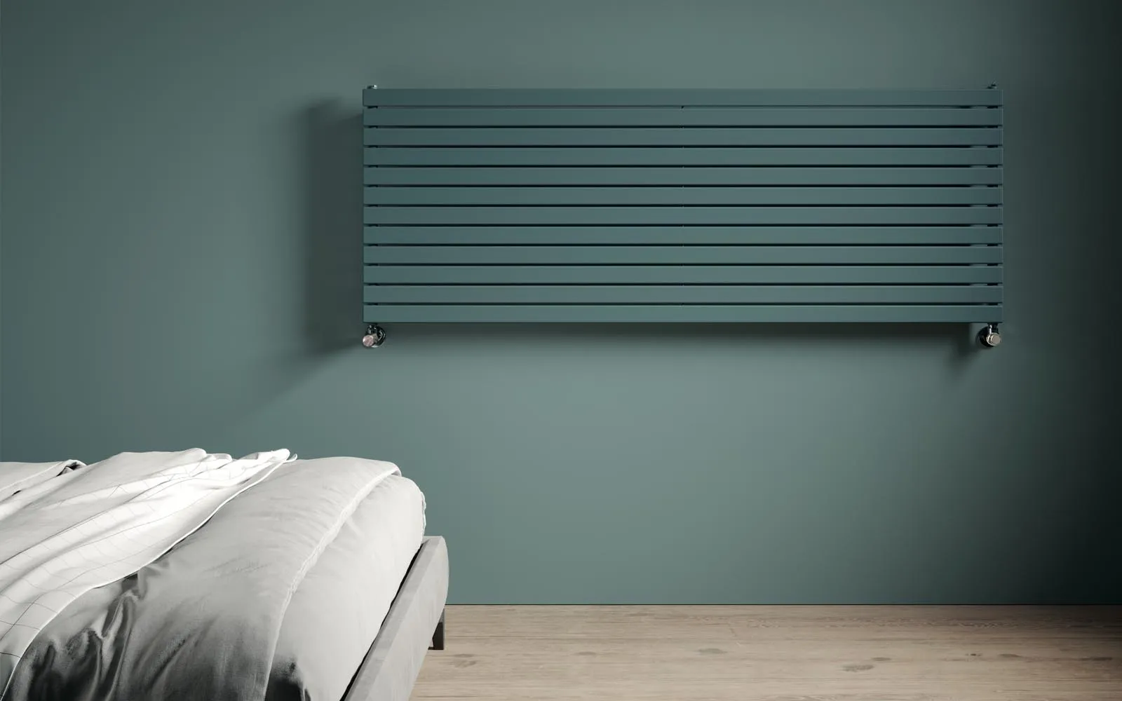 Türkisfarbener BEMM Designheizkörper an der Wand, passend zu Bett und Raumfarben. Stilvolles und modernes Schlafzimmerdekor.