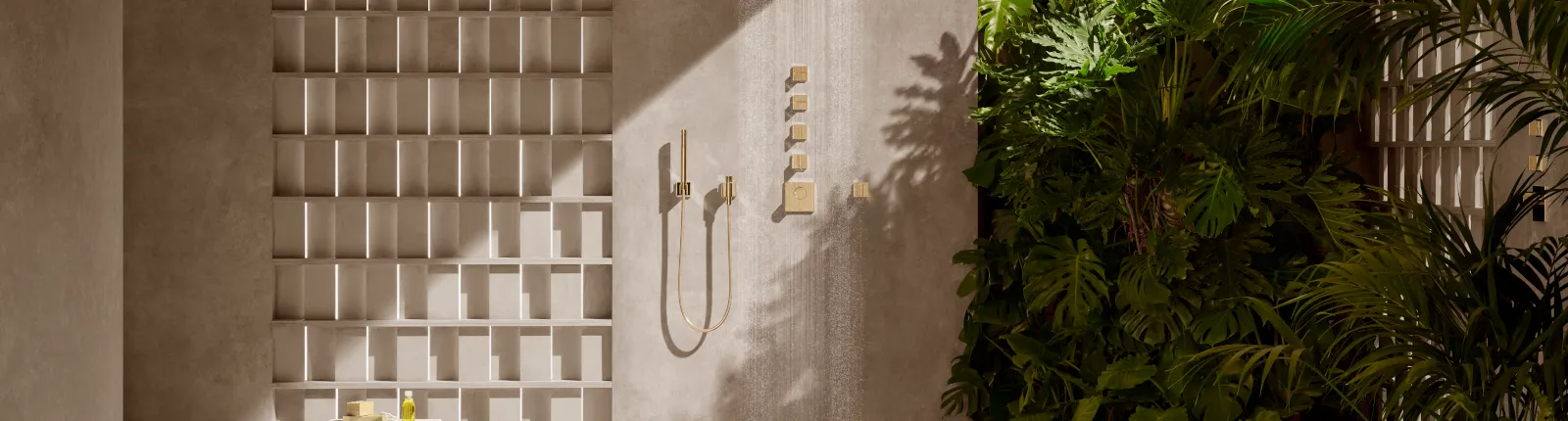 Ein modernes Badezimmer kombiniert eine minimalistische Dusche mit goldenen Armaturen und einer begrünten Wand aus üppigen tropischen Pflanzen.