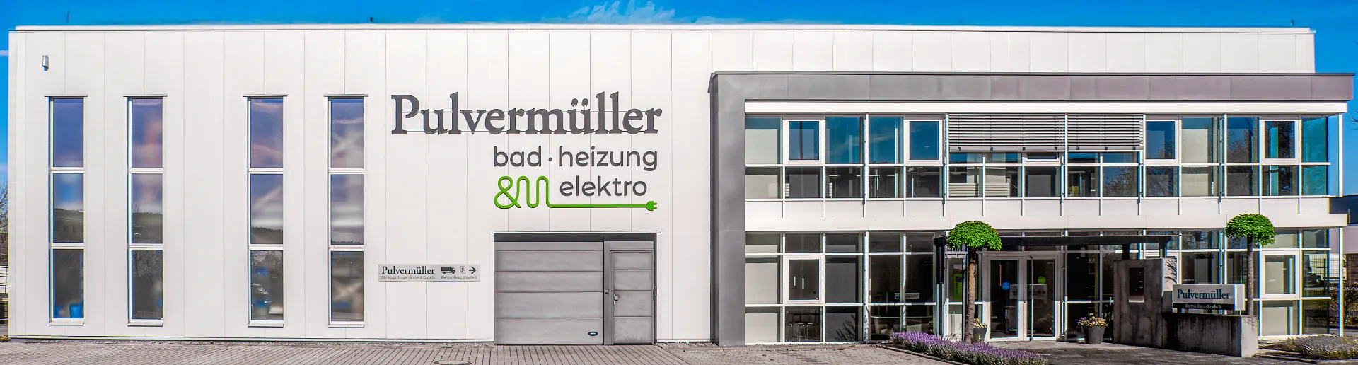 Firmengebäude und Parkplatz der Firma Pulvermüller