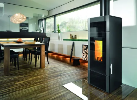 Der Kaminofen Momo von Wodtke im Wohnbereich.