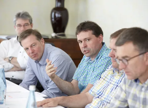 Männliche Teilnehmer eines Workshops von bad & heizung zum Thema Energie..