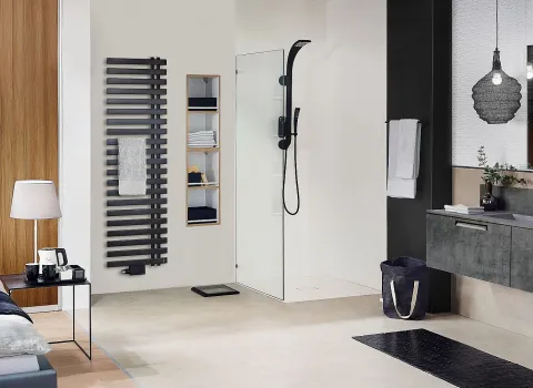 Ein modernes Badezimmer in Verbindung mit einem Schlafbereich, das durch schlichte Eleganz besticht. 