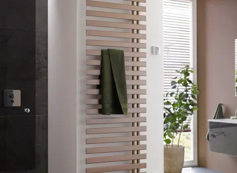 Der Designheizkörper ChaCha von Bemm in einem modernen Badezimmer.