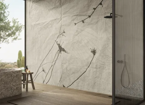 Ein modernes Badezimmer mit einer Steinbadewanne und einer Wand, die zarte botanische Muster in hellen Beigetönen zeigt.