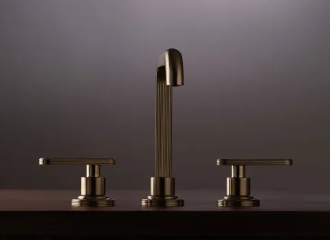 Eine klassische Frattini Parklane Armatur in Bronzeoptik, bestehend aus einem hohen, gerillten Auslauf und zwei markanten T-förmigen Griffen.