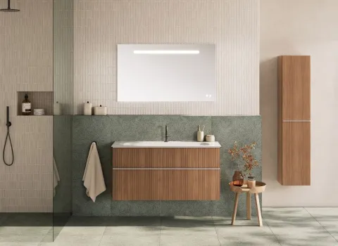 Ein elegantes Badezimmer mit einem Waschtischunterschrank aus der Serie Fiumo 2.0 in warmer Holzoptik.