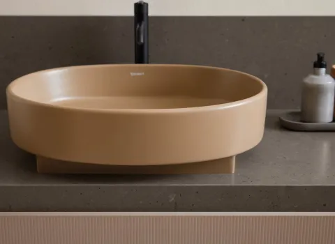 Detailaufnahme eines terrakottafarbenen Aufsatzwaschbeckens der Serie Balcoon von Duravit.