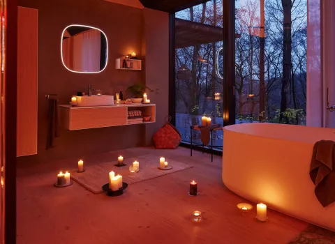 Entspannendes Spa-Badezimmer mit freistehender Badewanne und Kerzenlicht.