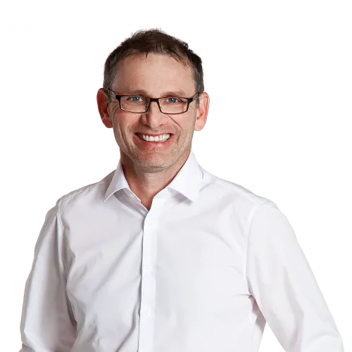 Projektleitung und Berater für Sanitär vor neutralem Hintergrund. 