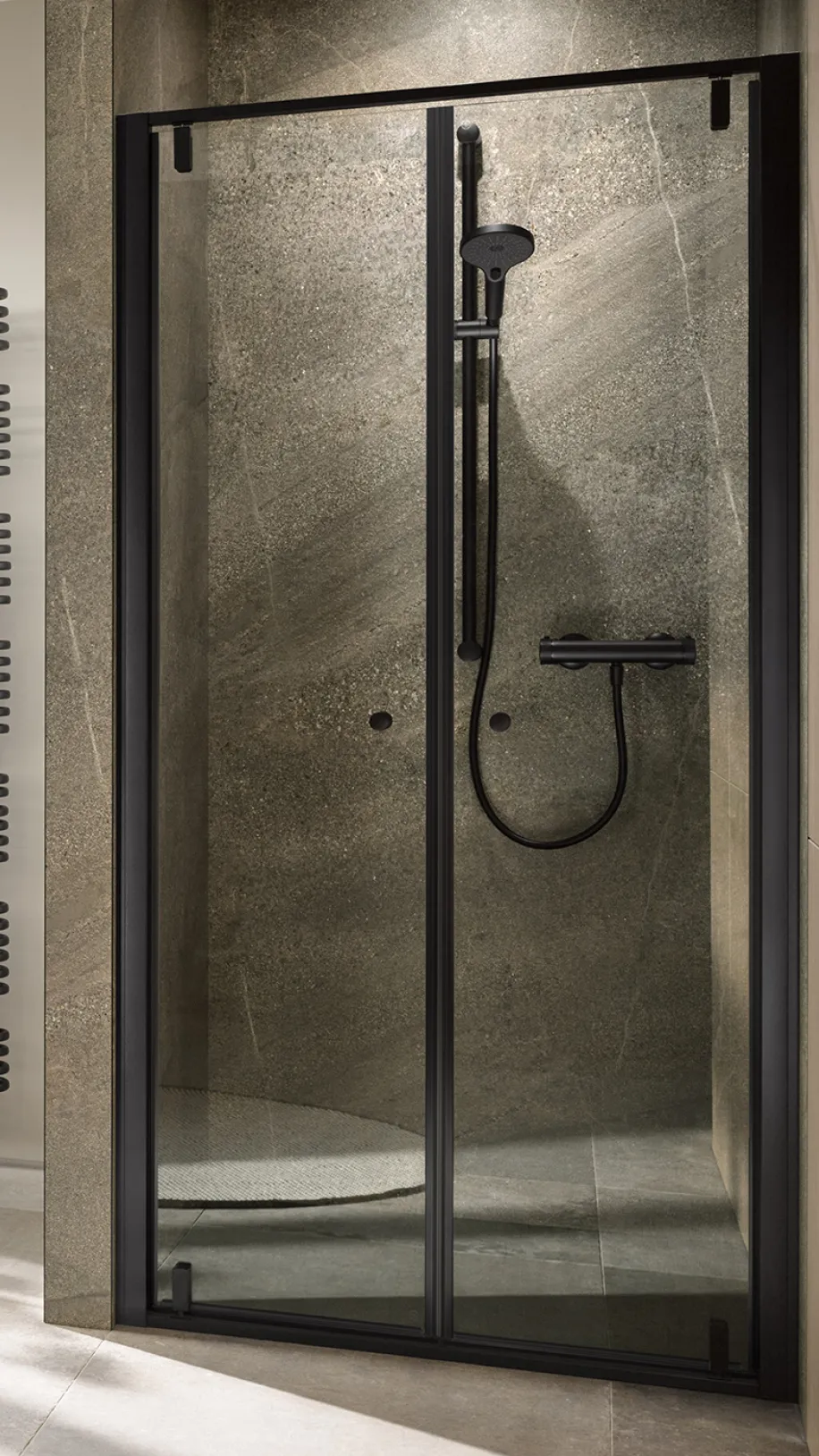 Dusche Favorit Plus des Herstellers HSK mit einer Pendeltür in großer Nische eines modernen Badezimmers.