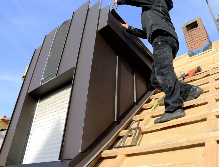 Arbeiten auf einem Dach.